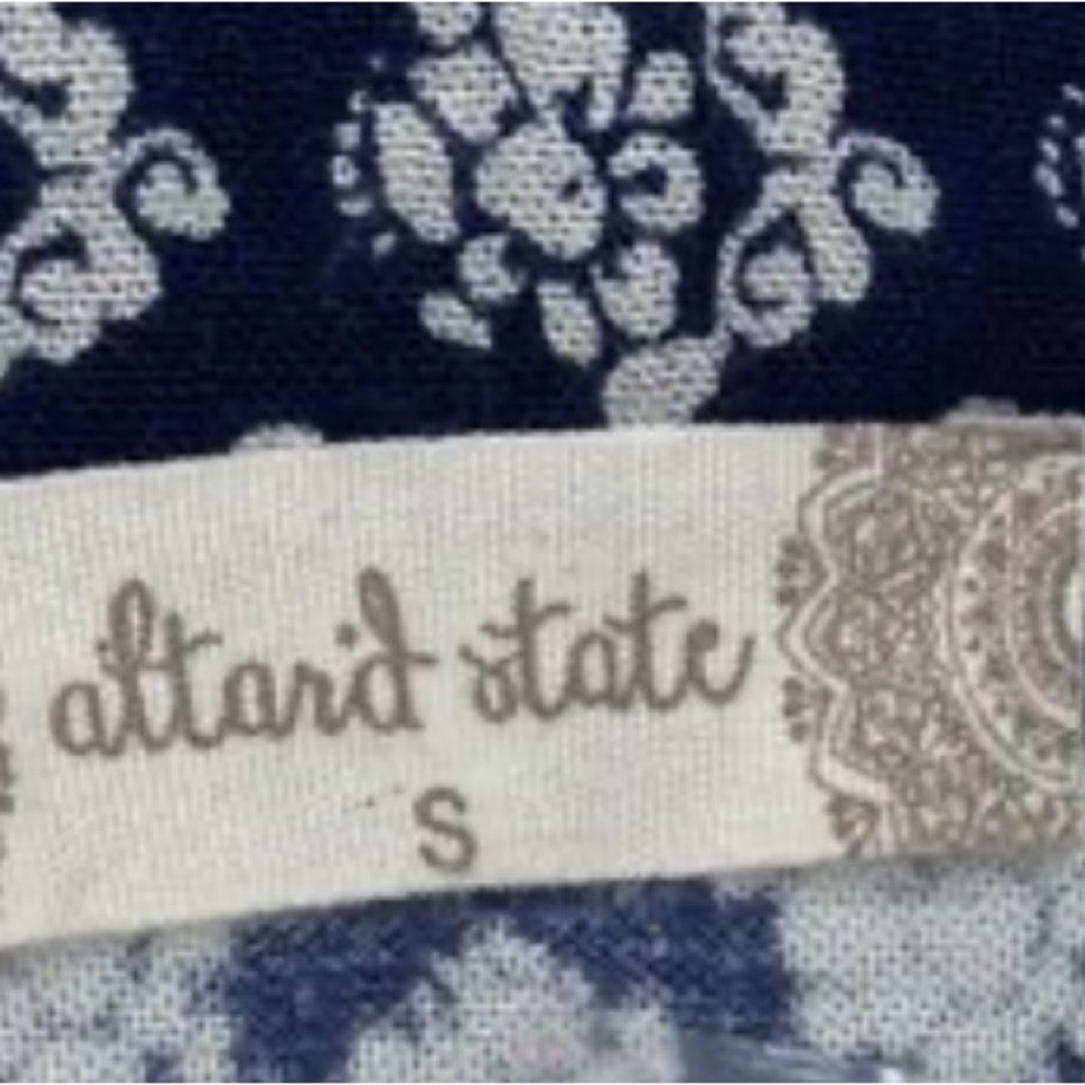Altar’d State Women’s tunic top in blue & white print. Size small. Like New. - Picture 5 of 7